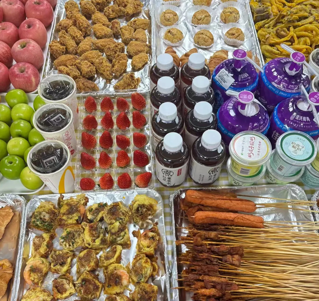 तळलेले चिकन, ताजे फळ आणि 30 मिनिटे शुद्ध हास्य